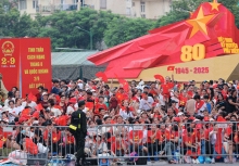 Người dân hát 'Như có Bác Hồ trong ngày vui đại thắng' khi chờ đón buổi sơ duyệt diễu binh