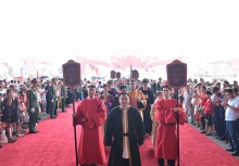Triển lãm A80: Ấn tượng với màn diễu hành cổ phục, hóa thân thành Tráng sĩ Thầy Mo của NSND Tự Long 