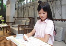 Bí quyết mẹ không giỏi ngoại ngữ vẫn giúp con 10 tuổi nói lưu loát tiếng Anh và Trung