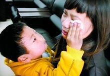 Con trai thường xuyên ú ớ, khóc thét giữa đêm, mẹ sinh nghi liền đến trường xem camera: Những gì nhìn thấy khiến chị chết lặng