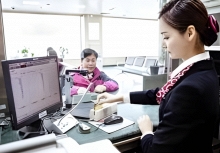 Mẹ qua đời để lại 1 cuốn sổ tiết kiệm, con gái đến ngân hàng rút tiền mà chết sững vì câu nói của nhân viên