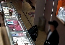 Cậu bé mang 5 chỉ vàng đi bán, chủ tiệm chỉ trả gần 700.000 đồng, cha mẹ biết chuyện lại cảm ơn rối rít