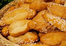 Cho 2 quả trứng vào trộn với bột mì, cán mỏng và cắt thành từng dải...: Món ngon khiến cả gia đình phấn khích ăn sạch trong nháy mắt