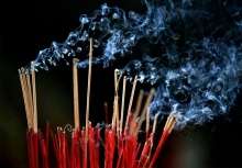 3 khung giờ nên tránh thắp hương