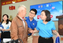 Hàng trăm hộ gia đình vùng lũ nhận chia sẻ từ mạnh thường quân sau cơn đại hồng thủy