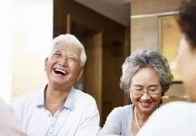 Đi ngủ lúc 10 giờ tối có sai không? Bác sĩ khuyên: Sau 60 tuổi, hãy làm 5 điều này khi ngủ để ngủ ngon, sống thọ