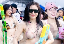 Zoom cận những cô nàng nóng bỏng nhất tối nay!