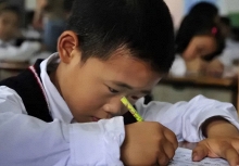 Học sinh làm '1+2+2=5' bị cô giáo gạch đỏ, phụ huynh bức xúc đi kiện thì nhận về câu nói gây sốc: 'Sao vô lý vậy được?'