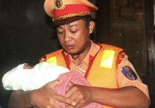 Em bé 20 ngày tuổi được cứu khỏi vùng lũ sau hơn 2 ngày ở trên nóc nhà cùng mẹ