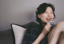 Tôi 40+ và không muốn giả vờ 'thiếu nữ': Cho tôi vừa cố gắng, vừa 'kệ đời' được không?