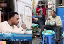Khách Tây lên thời sự chỉ vì ngồi vỉa hè “đá” bát bánh đa cua