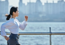 Thấy trời 'mờ ảo' đừng lao ra đường - Chị em chăm chỉ chạy bộ mỗi sáng cần nhớ kỹ điều này