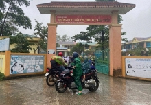 Vụ 40 học sinh nghi ngộ độc: Hơn 50 phụ huynh tiếp tục đến trường đón con về giữa chừng vì sự xuất hiện của 1 người phụ nữ