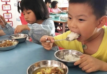 Trưa nào đồ ăn con đem tới trường cũng BIẾN MẤT, bà mẹ 'giăng bẫy' bằng 1 thứ, bắt thủ phạm phải ra mặt!