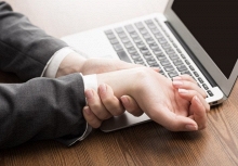 Căn bệnh thầm lặng khiến hàng triệu dân công sở chủ quan: Tê tay chỉ là dấu hiệu đầu tiên