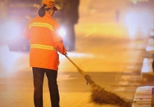 Đang quét đường lúc 3h sáng, cô lao công bỗng bật khóc giữa phố, lý do khiến MXH lặng người