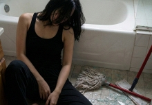 Mắc kẹt trong nhà tắm, đập kính vẫn không thoát ra được: Cô gái ở một mình được cứu bởi thứ nhiều người tưởng… vô giá trị trên điện thoại