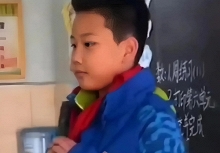 Phát hiện ký tự khó hiểu trên áo con trai, mẹ tra hỏi rồi bật khóc nức nở: Con tôi mới 9 tuổi nhưng quá bản lĩnh!