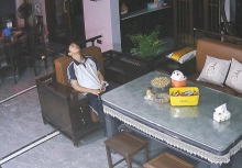 Khung cảnh nam sinh ngồi thất thần giữa phòng khách lúc 23h đêm gây tranh cãi kịch liệt