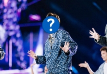 Ca sĩ sở hữu hit trăm triệu view, cả nước thuộc nhạc phải làm shipper để trả tiền nhà