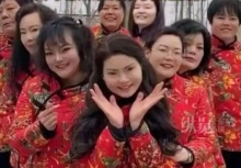 Cặp vợ chồng trong 20 năm sinh 9 người con đều chỉ đặt chung 1 cái tên chỉ để mong cầu điều này