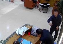 Người đàn ông chửi bới, xô ngã bảo vệ chung cư ở Hà Nội: Nguồn cơn gây bất bình