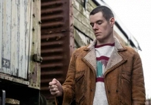 Xem phim Sex Education, tôi lạnh người khi nhớ lại lần mình tát con: 'Từng đau mà sao vẫn mắc sai lầm như thế hệ trước?'