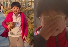 Từ giờ sao cậu bé này dám ăn thịt gà nữa?