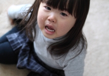 Vì sao trẻ vừa nhìn thấy một người nào đó liền đột nhiên khóc to? Không phải mê tín, cha mẹ cần thật hiểu rõ