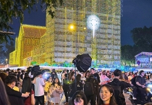 11 giờ đêm: Trung tâm thành phố biến thành 'studio chụp ảnh', giới trẻ mang cả ekip để check-in Noel