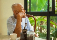 Người đàn ông tiết kiệm suốt 40 năm, đến khi nghỉ hưu khóc ròng ân hận: “Nhìn tiền trong tài khoản mà thấy thật vô nghĩa!”