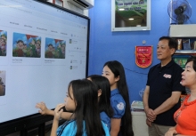 Học sinh TPHCM thích thú trước thư viện số và video truy xuất nguồn gốc