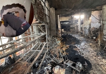 Bé sơ sinh sống sót thần kỳ trong vụ cháy nhà vì được cha quấn khăn ướt ôm chặt, che chở trong lòng, khoảnh khắc cuối gây nhói lòng