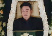 Sốc với hình ảnh Hoắc Kiến Hoa tự tổ chức đám ma cho mình