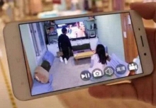 Thuê bảo mẫu trông con, con trai 8 tuổi cứ 9 giờ tối là buồn ngủ, bố kiểm tra camera rồi thưởng gấp cho bảo mẫu 70 triệu