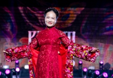 Diễn viên Tú Oanh, Minh Cúc, Đào Hoàng Yến cùng dàn người mẫu sải bước trên sàn diễn tại Ninh Bình