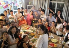 Đi họp lớp sau 15 năm, người lái BMW, Mercedes được xếp ngồi riêng, tôi bị ra rìa: Về đến nhà, nhận được tin nhắn 38 chữ quá sốc