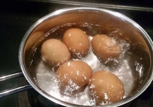 Nên luộc trứng bằng nước lạnh hay nước sôi? Thì ra bấy lâu rất nhiều người hiểu sai