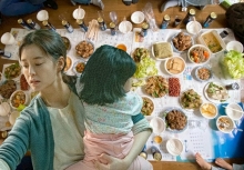 Bát nước mắm 'náo loạn' MXH: Phản ứng của nàng dâu trong mâm cơm nghỉ lễ khi nhớ lời dặn 'Đừng giống mẹ!'