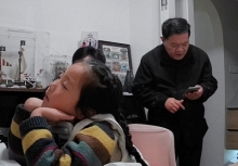 Bé gái ngủ gật khi làm bài tập, phản ứng của người cha đã trả lời cho câu hỏi: Chúng ta cần con giỏi hay cần con hạnh phúc?