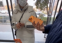 Mua iPhone 17 Pro Max giá 10 triệu, người phụ nữ tố chủ cửa hàng gian lận: Bàn tay của anh là bằng chứng