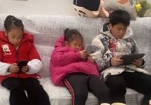 Cảnh tượng 8 đứa trẻ cắm mặt vào điện thoại trong buổi họp mặt gia đình gây ám ảnh