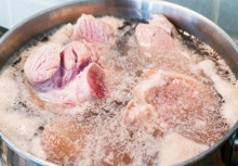 Luộc thịt nên thả nước lạnh hay đợi nước sôi? Chuyên gia giải đáp 1 câu khiến nhiều người lập tức thay đổi suy nghĩ