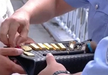 Phát hiện nửa cân vàng giá 1,4 tỷ đồng trên đường khi đang đi chơi