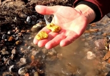 Lão nông phát hiện cả núi vàng trong hang, đem đến ngân hàng đổi lấy tiền thì cảnh sát ập đến 