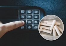 Đọc truyện trinh thám quá nhiều, học sinh dùng bụi phấn để bẻ khóa két sắt điện thoại trong lớp