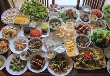 Bữa giỗ bố chồng sóng gió: Chị chồng mỉa mai ‘đón bà lên để trông cháu’, tôi đáp 1 câu khiến cả mâm im phăng phắc