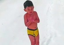 Bạn còn nhớ cậu bé 4 tuổi bị bố bắt cởi trần chạy trong tuyết không? Hiện tại học rất giỏi, nhưng nhìn chi tiết này ai cũng lo!