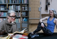 Cuộc sống mơ ước của người phụ nữ 47 tuổi bên bờ biển: Cắm hoa, tập Pilates và sở hữu bức tường sách khổng lồ khiến ai cũng ghen tị