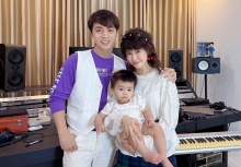 Kỷ niệm cưới “độc lạ”: Vợ chồng Đăng Khôi tái hiện kiểu tóc sư tử và lookbook 20 năm trước